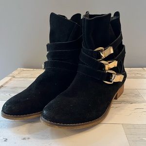 Steve Madden Size 8 Black Suede Ankle Boot